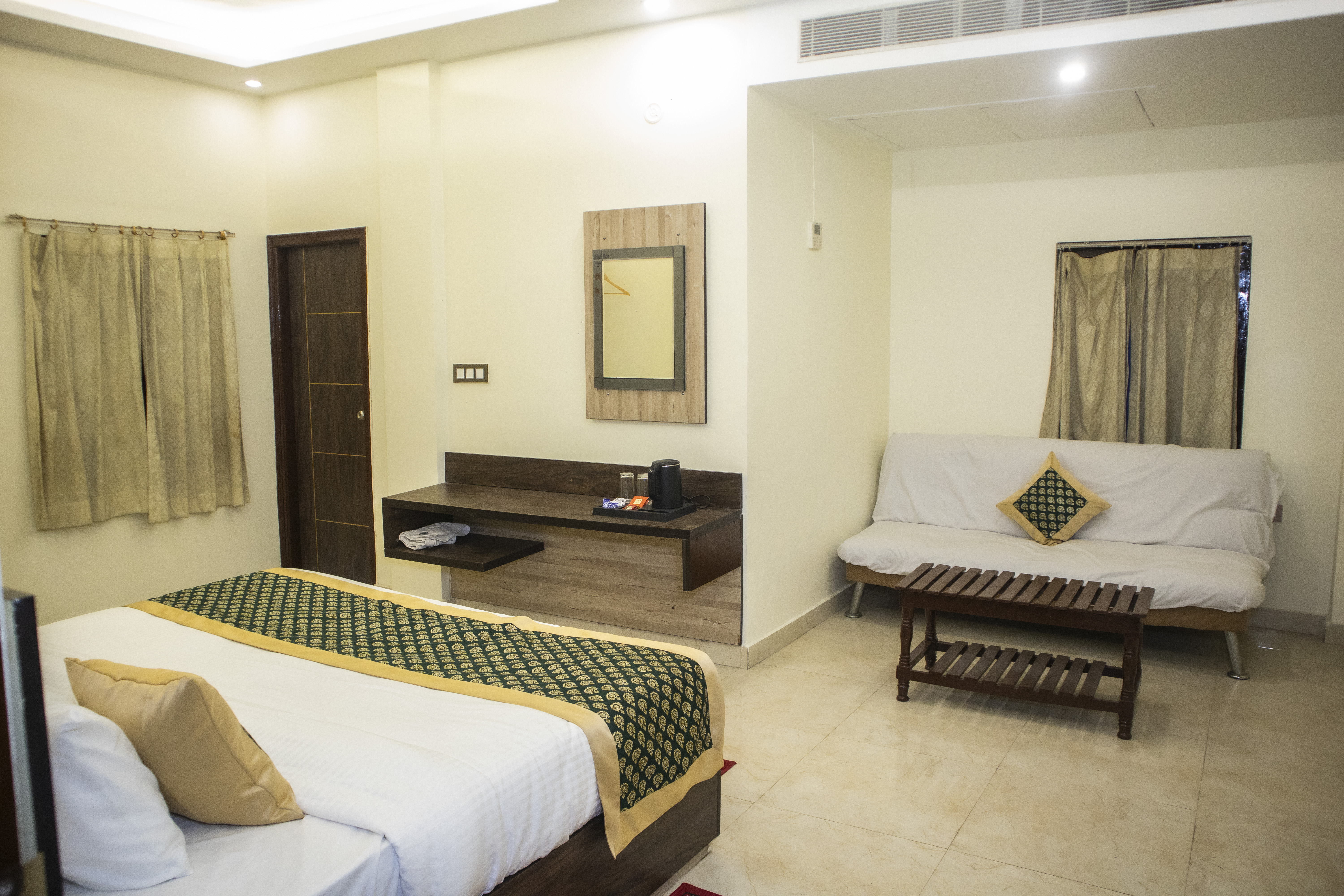 Premium Room at RoadRolls Nadesar